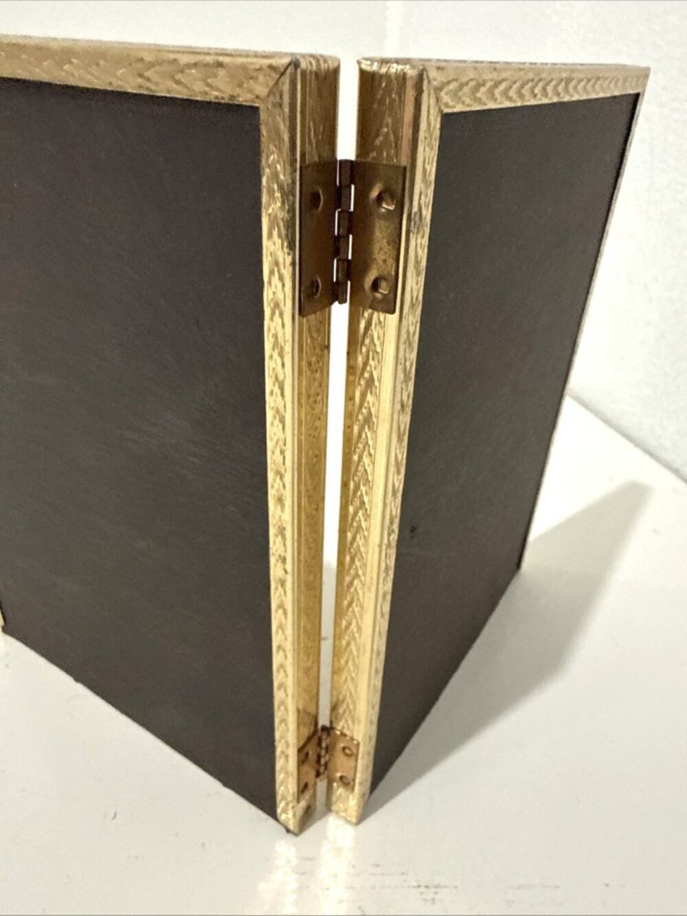 Vintage MCM Ornate Gold Tone Metal Bi-Fold Double Hinged Picture Frame 5"x7" - Picture 4 of 6